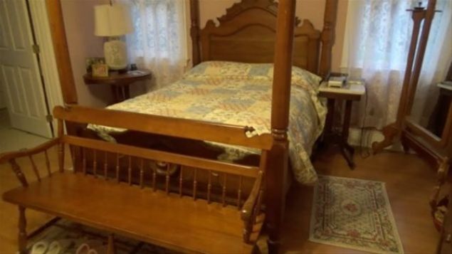 Yatak odasnn hemen altnda bulunan bolukta yuva yapan bal arlar grenleri aknlk iinde brakt. 