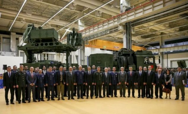                                                                 KORAL Mobil Elektronik Harp Sistemi, askeri taktik aralara entegre edilen ve geni bir frekans bandnda alan Elektronik Destek Sistemi (KORAL ED) ile Elektronik Taarruz Sistemi'nden (KORAL ET) oluuyor.                                                                           