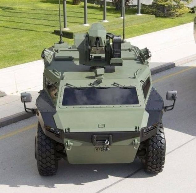                                                                 Aracn sudaki arttrlm manevra kabiliyeti ise, arkasnda konumlandrlan iki adet su jeti ile salanmaktadr. Ara, suda nokta (Pivot) dn yapabilmekte ve ayn zamanda arzu edildiinde suda geri istikamete doru hareket edebilme kabiliyetine sahip.                                                         