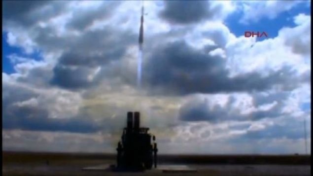                                                                 Hisar Fzeleri; askeri s, liman, tesis ve birliklerin hava tehditlerinden korunmas amac ile sabit ve dner kanatl uaklara, seyir fzelerine, havadan karaya atlan fzelere ve insansz hava aralarna kar HSAR-A 10 km, HSAR-O 16 km menzil aralklarnda kullanlan hava savunma fzeleridir.                                                        