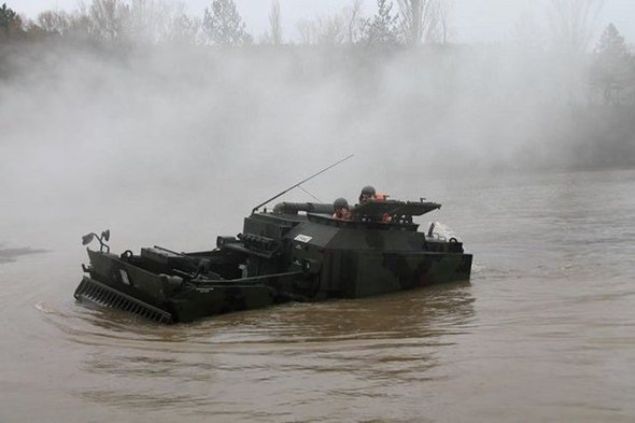                                                                 Aracn zerinde; termal kamera, sis havanlar, 2 adet su jeti, iklimlendirme ve KBRN Sistemi, Balast boaltma sistemi, dozer ba yer alyor.                                                             