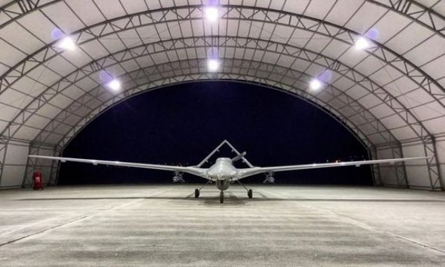                                                                 Bayraktar TB2  <br><br>  Trk Silahl Kuvvetleri (TSK) envanterine giren ilk Milli nsansz Hava Arac <br>Bayraktar TB2, yaklak bir yldr sren almalar sonunda silahlandrld. <br>Silahlandrlmasyla birlikte terrle mcadelede etkin bir rol stlenen Bayraktar, ilk katld operasyonda 5 terristi etkisiz hale getirmiti.                                                         