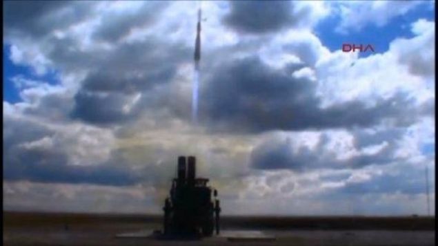                                                                 Hisar Fzeleri; askeri s, liman, tesis ve birliklerin hava tehditlerinden korunmas amac ile sabit ve dner kanatl uaklara, seyir fzelerine, havadan karaya atlan fzelere ve insansz hava aralarna kar HSAR-A 10 +km, HSAR-O 16 +km menzil aralklarnda kullanlan hava savunma fzeleridir.                                                         