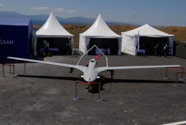                                                                 Bayraktar, 2014 ylnn Haziran ve Austos aylarnda yaplan deneme uularnda 27 bin feet irtifa ve 24 saat 34 dakika havada kalma sresiyle kendi snfnda dnya rekorunun sahibi konumunda.                                                         