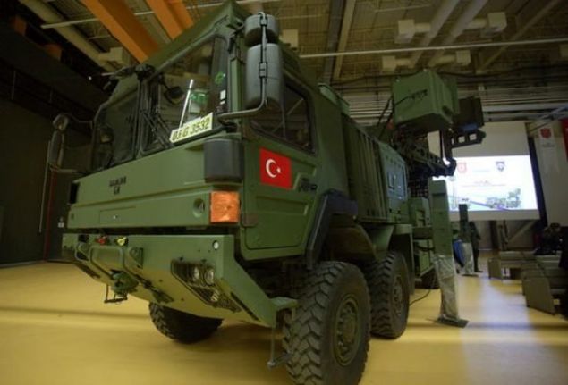                                                                 Trk ordusunun amfibik zrhl arac Kunduz-Azmim, hem karada hem de suda grev yapabiliyor.                                                             