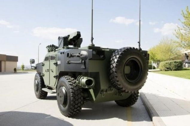                                                                 Aracn sudaki arttrlm manevra kabiliyeti ise, arkasnda konumlandrlan iki adet su jeti ile salanmaktadr. Ara, suda nokta (Pivot) dn yapabilmekte ve ayn zamanda arzu edildiinde suda geri istikamete doru hareket edebilme kabiliyetine sahip.                                                                                     