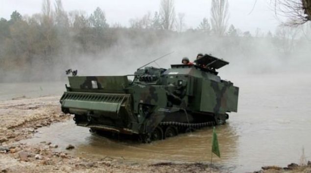                                                                 2 personelin kulland ara; karada saatte 45, su da ise 8.6 kilometre hz yapabiliyor. Azami 400 kilometre yol yapabilen zrhl ara, nokta dn de yapabiliyor.                                                                            