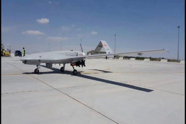                                                                 24,000 Feet Uu rtifas<br><br>  24 Saat Havada Kal Sresi<br><br>  150 Km Haberleme Menzili<br><br>  Tam Otomatik Uu Kontrol ve 3 Yedekli Otopilot Sistemi (Triple Redundant)<br><br>  150 KM haberleme menzili                                                         