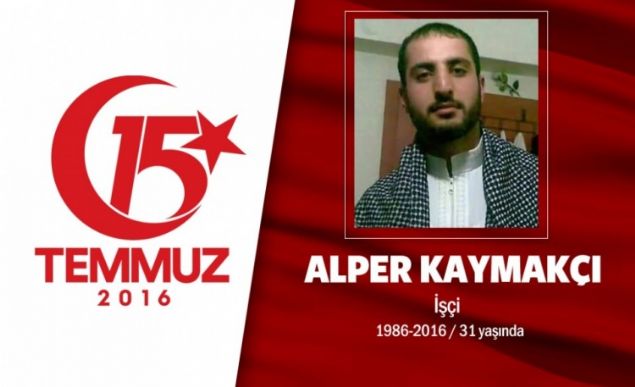 30 yandaki Alper Kaymak ustaba olarak grev yapyordu. Ankarann Haymana ilesinde doan Alper Kaymak, 15 Temmuz gecesi hain darbe giriimi sonras Ankara Cumhurbakanl Klliyesi evresindeydi. Cumhurbakanl Klliyesi'ni darbecilerden korurken alan havadan alan ate sonucu sonucu yaraland, hastaneye kaldrld ama kurtarlamad. Ayn gece ikiz yeenlerinden Volkan Yiit ehit olurken ve Erkan Yiit ise gazilik makamna ulat. ehit Kaymak, geride gz yal bir e ile 8 yldr hayalini kurduu ve dnyaya geleceinden habersiz olduu bir evlat brakt.     