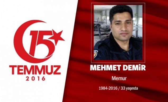 32 yandaki Mehmet Demir, zel Harekat Daire Bakanlnda teknik eleman olarak grev yapyordu. 6 kardei vard, sadece 4 yl nce evlenmiti. Bayram tatilinden hafta ba dnm, iinin bana gemiti. 15 Temmuz gecesi FET darbesine kar polisin alarma gemesi sonras o da zel Harekat Daire Bakanlna gitti. Hain darbecilerin gasp ettikleri helikopterle dzenledii saldrda ehit dt. ehidin days, Devletin silahyla, devletin parasyla, devletin tankyla bizim insanlarmz vurdular. Bunu yapanlar Allahndan bulsun dedi. ehit Mehmet Demir, memleketi Gaziantepte Yeilkent Mezarlnda son yolculuuna uurland.              