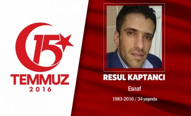 28 yandaki Resul Kaptanc, Ankara'da oturuyordu. 16 Temmuz gn sevdii kz istemeye gidecekti. Darbecilerin harekete getii dakikalarda ieini, ikolatasn, yzn hazrlam, byk bir heyecanla o ann gelmesini bekliyordu. Ancak darbe giriimi haberini alnca babasndan helallik ald, sokaa kt. Sosyal medyadan takipilerine, 'lkeye sahip k, sokaa dkln' ars yapt. Darbecilerin elindeki Genelkurmay BakanlI'n kurtarmaya gitti. Genelkurmay Bakanl iindeki atmada bir hainin silahndan kan 4 kurunla ehit dt.             