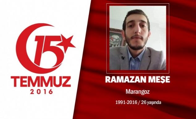 Ramazan Mee Marangoz Demokrasi nbetlerinin gen ehidi Ramazan Mee, ehadete 18 Temmuz gn darbe protestolar srasnda kavutu. 15 Temmuz gecesi hainlerin darbe kalkmasndan haberdar olan Ramazan Mee, Cumhurbakan Erdoann arsyla enitesi Murat alyla birlikte Fatih Sultan Mehmet Kprsne gitti. En uzun geceyi hibir zarar grmeden geiren Mee, tm Trkiyede srdrlen demokrasi nbetlerine katlmaya devam etti. Ramazan Mee, 18 Temmuz gn nbete gitmek iin hazrland. ehit olacan hissetmiesine banyosunu yapp sslenen Mee, ablasnn Hayrdr Ramazan dn m var neden ssleniyorsun sorusuna, Bugn ok farkl bir gn. Beni unutmayn, sizi ok seviyorum cevabn vererek evden kt. Nbetin nc gnnde Afet Koordinasyon Merkezi (AKOM) nnde darbe giriimine kar protesto gsterisine katld. AKOM nnde srdrlen nbetten arkas ak kamyonette bayraklarla dnen yaklak 20 kiilik grubun zerine, Hasdal Okmeydan TEM balant yolu zerinde Nurtepe Kprs'nden ate ald. DHKPC tarafndan taranan kamyonette bulunan Mee, kafasndan ald kurunla ehit oldu. Marangozluk yapan Gmhaneli Ramazan Mee, askerliini Hakkride jandarma piyade olarak yapm ve ehit olmay ok istemiti. Yetim olduu iin ablalarnn yannda byyen, alak gnll ve mtevazl ile tannan 25 yandaki Mee, ok istedii ehadete 18 Temmuz gecesi kavutu.       