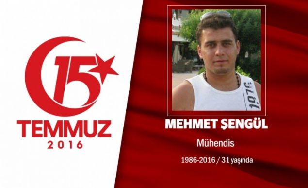 30 yandaki Mehmet engl, Makine Mhendisiydi. Bakent Ankarada yayordu. 15 Temmuz gecesi Cumhurbakan Erdoann, Sokaa kn, hainlere kar direnin ars sonras Ankara sokaklarna indi. O saatlerde hain darbecilerin igali altndaki Genelkurmay Bakanl nne kadar geldi, direnie katld. Darbecilerin, gasp ettikleri sava uaklar, helikopter, tank ve otomatik silahlarla yaptklar saldrda ehit oldu. ehit Mehmet engl, Ankara Kocatepe Camiinde dzenlenen cenaze treni sonras Karyaka mezarlnda son yolculuuna uurland.              