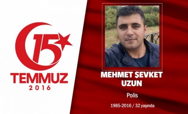 31 yandaki Mehmet evket Uzun, zel harekat polisiydi. Evliydi ve 4 yanda Ahmet Talha adnda bir olu vard. 15 Temmuz gecesi darbe giriimini duyunca grev ba yapt. stinyedeki Borsa stanbulu igal eden darbecilere kar mcadele etti. Src koltuundaki Toplumsal Olaylara Mdahale Arac(TOMA) ile darbecilere engel olmak isteyince, darbeciler tarafndan hedef alnarak vuruldu, olay yerinde ehit dt. Onun ehit dt srada darbeci binbann, Ate etmekten ekinmeyin szleri duyuluyordu. ehit Mehmet evki Uzun, memleketi Elazn An ilesine bal Bahadrlar kynde son yolculuuna uurland.              