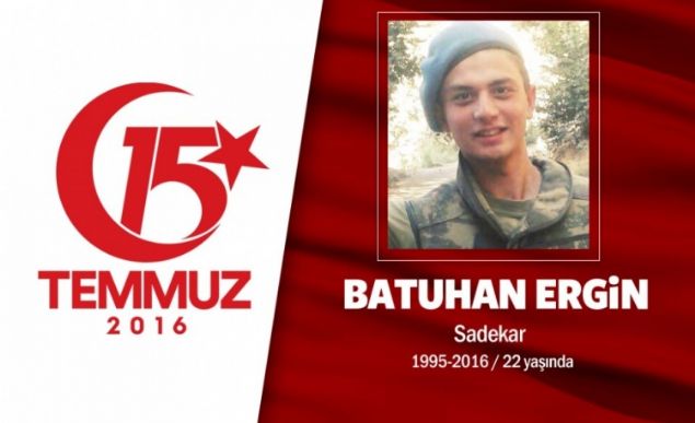 ki ay nce askerden dnmt, niformal darbecilere kar mcadele ederken ehit dt. 21 yandaki Batuhan Ergin, askerliini douda yapmak istedi. Verdii dilekeyle Bitlis'te komando olarak vatani grevini tamamlad. 2 ay nce askerden dnen Batuhan, 15 Temmuz gecesi, 'Bu hainler vatan ele geirecekler. Biz burada niye oturuyoruz? ' diyerek sokaklara kt. Sosyal medyadan verdii son mesajnda, Boazii Kprs'nn giriindeki fotorafyla, 'Eve erzak almaya deil, devlete sahip kmaya geldik' yazyordu. Mesajdan ksa bir sre hain darbecilerin saldrs sonras yaraland, kaldrld hastanede ehadet erbetini iti. ehidin babas, olunun askerde ehit olmay ok istediini syledi.   
