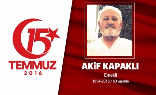 62 yandaki Akif Kapakl, mteahhitlik yapyordu. 15 Temmuz gecesi direni iin oluyla birlikte sokaa kt. Darbe giriimini protesto etmek iin gittii Ankara Kzlay Meydan'nda darbeci hainler tarafndan vuruldu. Yaral olarak hasteneye kaldrlan Akif Kapakl, kurtarlamad ve ehit oldu. Akif Kapakl'nn Trk bayrana sarl tabutunun yannda ayn saldrda yaralanan olu da vard. Akif Kapakl, memleketi orum'un Sungurlu lesi'nde son yolculuuna uurland.       
