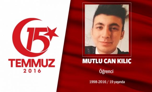 17 yandaki Mutlu Can Kl, Ankarann Bala lesinde garsonluk yapyordu. 15 Temmuz gecesi Cumhurbakanl Klliyesini hain darbecilerden korumak iin mcadele etti. Cumhurbakanl yaknlarnda darbecilerin ele geirdii sava uandan atlan bomba nedeniyle ehit dt. ehidin annesi cenaze treninde Alamayacam, Umut Canm vatana ehit dt diyerek feryat etti. 17 yanda ehit den Mutlu Can Kl, Ankarann Bala lesinde topraa verildi. Mutlucann ad Krklarelinde bir okulda yaatlacak.             