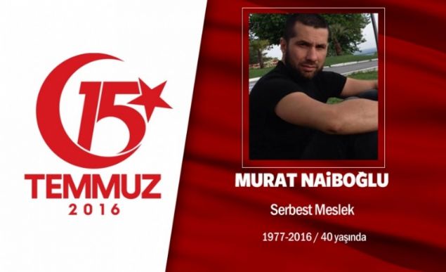 39 yanda Murat Naibolu, bir irkette yneticilik yapyordu. Rize doumluydu, stanbul'da ikamet ediyordu. 15 Temmuz gecesi hain darbecilere kar Cumhurbakan Erdoan'n arsyla direnie geti. Darbeci hainlerin igal ettii Kadky'deki Acbadem Telekom binasnn nne gitti. Dier vatanseverlerle birlikte hain giriimi protesto ediyordu. Hain darbecilere 'Ne yapyorsunuz?' dedi. ki tankla Trk Telekom binasn igal etmeye yeltenen darbecilerin etrafa ate amasyla ehit dt. ehit olmadan nce yakn arkadan arayarak, 'Abi beni vurdular. Ben Mslman olarak lyorum' dedi ve  kez ehadet getirdi.' dedi. 2 ocuk babas ehit Murat Naibolu, stanbul'da son yolculuuna uurland.             
