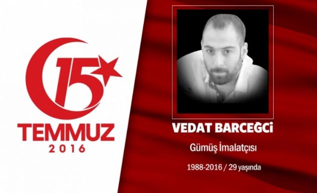 28 yandaki Vedat Barceci, istanbul Sultangazi'de yayordu. Kuyumculuk yapan Vedat, hain darbe giriimi sonras motorunu alarak arkadayla birlikte yola kt. nce Atatrk Havaliman'na gitmek istedi ancak darbeciler yolu kapatmt. Geri dnd, sabaha kar 03.00 sralarnda CNN Trk'e darbecilerin ele geirdiini duydu. Halkla birlikte TEM otoyolu zerinde motorundan indi, o srada, bir helikopterden darbecilerin at ate sonucu ehit dt. Vedat Barceci, istanbul Sultangazideki Yayla Mezarlnda son yolculuuna uurland.       