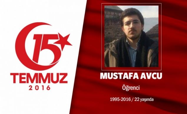 1994 doumlu Mustafa Avcu Gazi niversitesi naat Mhendisliinde renciydi. 15 Temmuz gecesi, arkadalaryla birlikte kt sokaa... Ankaradaki Genelkurmay Bakanlnn nne gitti. Darbeci hainlerin at ate sonucu ehadet erbetini iti. Mustafa Avcu'nun babas Gneydou Gazisi Ayhan Avcu, 'lkem adna gururluyum, o gece yaananlar 100 yl sonra bu millet daha iyi anlayacak. Olum cihat meydann bo brakmayan bir mcahitti' dedi. Olunun dileini dile getirdi, 'bir olun, paralanmayn' diye konutu. Gen Mustafa Avcu, memleketi orumda son yolcuuna uurland.                 