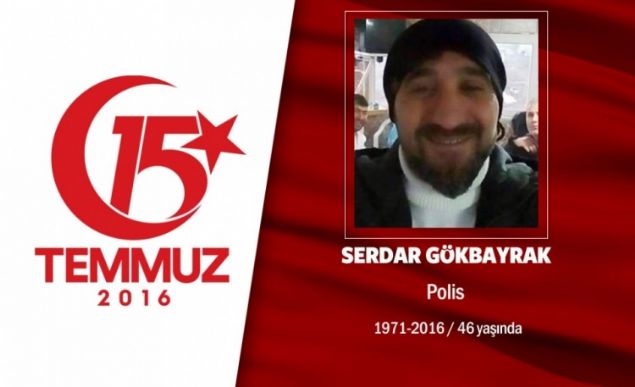 43 yandaki Serdar Gkbayrak, polisti. Evli ve 3 ocuk babasyd. stanbul Terrle Mcadele ube Mdrl'nde grev yapan Serdar Gkbayrak, askerlerle omuz omuza yllarca Gneydouda blc rgt ile mcadele etti. 15 Temmuz gecesi vatansever askerlerle birlikte kritik nemdeki Topkule Klas'na gitti. Hain darbecilerle kan atmada 2 askerle birlikte ehit dt. ehit polis memuru Serdar Gkbayrak ardnda ei ve 17 yanda Ceyda Gkbayrak, 16 yanda Elif Gkbayrak ve 10 yanda Alperen Gkbayrak brakt. ehit Serdar Gkbayrak, Sakarya Arifiye'de son yolculuuna uurland.            
