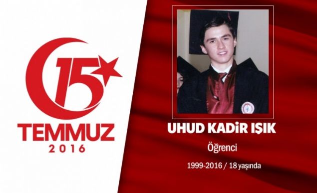 17 yandaki Uhud Kadir Ik, salk meslek lisesi anestezi blm mezunuydu. Astsubaylk snavna girmi, imtihan iyi gemiti. 15 Temmuz gecesi babasyla birlikte bakent Ankaradaki direnie katld. Babasnn, 'Sknt var geri dnelim' szne, 'Madem sonuna kadar gitmeyecektik, niye buraya kadar geldik' diyerek karlk verdi. Genelkurmay Bakanl nndeki darbeci saldrlarnda yaralanan direniilere tbbi mdahalede bulunuyordu. Orada darbecilerin ele geirdikleri helikopterden atklar ate sonucu arkadann nnde ehit dt. Uhud Ik, geride gz yal anne ve babas ile kardeini brakt.       