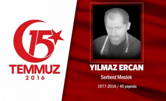 39 yandaki Ylmaz Ercan, stanbul skdar'da ikamet ediyordu. 15 Temmuz gecesi Cumhurbakan Erdoan'n ars sonras motorsikletine atlad, hemen darbecilerin igali altndaki Boazii Kprs'ne gitti. Cuntaclarn at ate sonucu ehadet erbetini iti. Ylmaz Ercan'n ehadet an mobese kameralarna yansd. Ylmaz Ercan'n ei, 'Eim, gn aardnda hala kafasn oynatyordu. Yaral haldeyken askerler kprden alnmasna izin vermemiler. Darbecilerin yaptn anakkale'de ngilizler yapmad.' dedi. Ylmaz Ercan, Fatih Cami'nde dzenlenen trenin ardndan Edirnekap Mezarl'nda son yolculuuna uurland.       