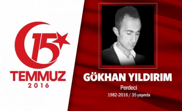 31 yandaki Gkhan Yldrm, perdecilik yapyordu. Evli ve 10 yanda bir ollu vard. 15 Temmuz gecesi Cumhurbakan Erdoan'n yapt 'direnin' ars sonras o da sokaa kt. Bakent Ankarada darbecilerin ele geirdii helikopterden alan ate sonucu ehit dt. ehit Gkhan Yldrm'n cenaze treni memleketi Krehir'de yapld.10 yandaki olu Saffet Yldrm da, amcasnn yannda ehit babas iin saf tutup namaz kld. ehit Gkhan Yldrm,Krehir'in Kaman ilesine bal KargnYenice kynde son yolculuuna uurland.                 