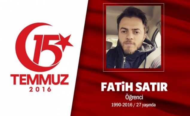 26 yandaki Fatih Satr, pilot olma hayalleri kuruyordu. Pilotluk snavn kazanm, mlakata girmeyi bekliyordu. 'Baba lmek var, dnmek yok. Hakkn helal et. ehit olmaktan geriye dn yok. Sizi ok seviyorum' diyerek yola kt. Saryerden stinyedeki Borsa stanbulun nne geldi. Hain darbecilerin at yaylm atei sonucu ehit dt. ehidin babas, 'ehit olumun zerindeki kanl bayra asla ykatmam' diyor. Demokrasi ehidi Fatih Satr'n cenazesi stinye Aile Kabristanl'nda son yolculuuna uurland.                 