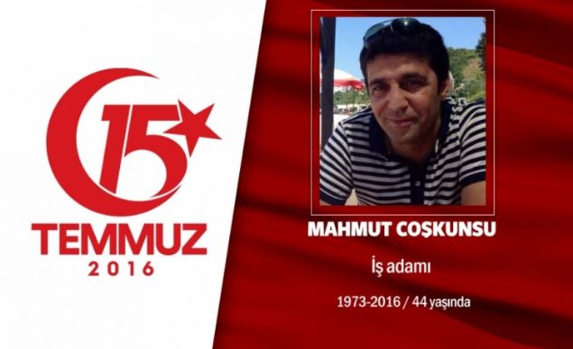 43 yandaki Mahmut Cokunsu iadamyd. Evli ve 5 aylk bir olu vard. Ailesiyle bayram iin gelmiti 20 Temmuz'da alt Azerbaycan'a dnecekti. 15 Temmuz gecesi ailesini evine brakt, abdestini ald. Cumhurbakan Erdoan'n evinin olduu Kskl'ya gitti. yannda enitesi de vard. 'Baba nerede. Bir ey olmasn babaya' diye bard orada...Cumhurbakan Erdoan'n arsn duyunca, Boazii Kprs'ne gitti. Kprdeki darbeci saldrsnn ortasnda kald, kahramanca mcadele etti. Gece boyunca yarallar ambulanslara tad. Ancak hainler sabahn ilk klarnda bandan tek kurunla vurarak Mahmut Cokunsu'yu ehit etti. ehidin ei, 'Eimle gurur duyuyorum ama olum hibir zaman baba diyemeyecek. Ona zlyorum' diyor. Giresun Alucra'nn Koman kynden ehit Mahmut Cokunsu, stanbul mraniye akmak Mahallesi amlik Camii'nden son yolculuuna uurland.                