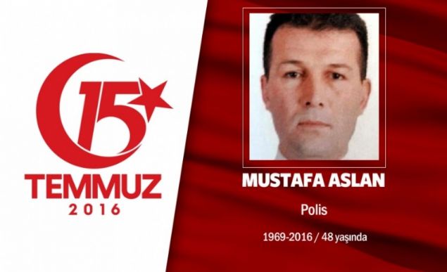 47 yandaki Mustafa Aslan, zel Harekt Polisiydi. Evli ve 3 erkek ocuk babasyd. Darbeci hainler, onu anl Mehmetiin niformasn giyerek vurdu. zel Harekt Polisi olan Mustafa Arslan, Ankarada grev yeri olan Glba zel Harekt Merkezine darbe giriimcisi darbeciler tarafndan yaplan hain saldr sonucu ehit dt. 1969 doumlu ve evli olan Mustafa Arslan memleketi Yozgatta son yolculuuna uurland. Cenazesinde 3 yandaki olu Burak, babasnn meslektalarnn kucanda cenaze trenini izledi.                 