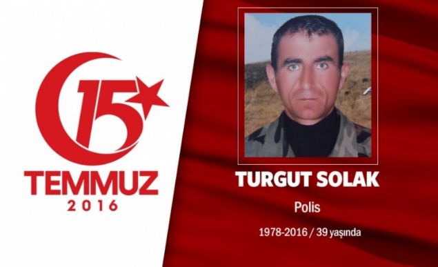 37 yandaki Turgut Solak, zel harekat polisiydi. 15 Temmuz gecesi hain darbecilerin ilk hedeflerinden biri bakent Ankaradaki Glba zel Harekat Bakanlyd ehit Turgut Solak, hain darbecilerin hava saldrnda ehit oldu. ehidin ei, 5 ve 9 yandaki ocuklar, tabutunun banda dua etti. ehit polis Turgut Solak'n evi ve mahalle meydan Trk bayraklaryla donatld. ehit polis memleket Balkesirin merkez Ovabayndr mahallesinde dzenlenen cenaze treniyle son yolculuuna uurland.       