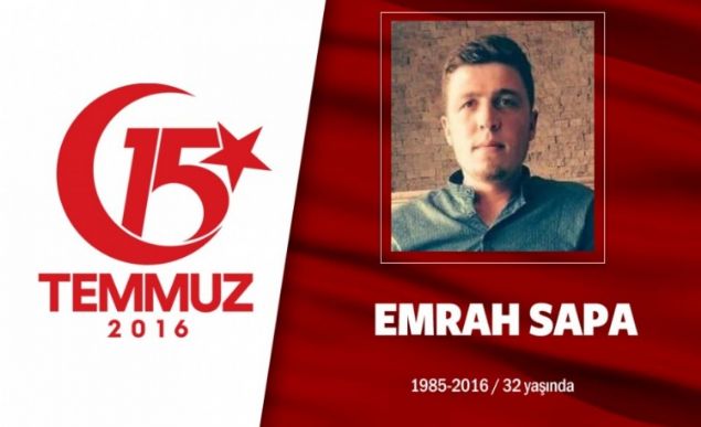 31 yandaki Emrah Sapa, Ankara Kazanda prefabrik yapm iinde alyordu. Evliydi. 15 Temmuz gecesi sosyal medya adresinden, 'Cumhurbakanm, Anadolu evlatlar btn mevcudiyetiyle emrindedir, talimatn bekler' paylam yapt. Ardndan hainlerin merkez ss konumundaki Aknc ssne doru yola kt, Kazan direniinin sembollerinden biri oldu. Aknc ss kapsndaki darbecilerin at ate sonucu ehit dt. ehidin ei, Vatan sa olsun dedi, babas ise, Vatan sa oldu, millet sa oldu. Onlarn, milletin sayesinde biz ayaktayz.' diye konutu. ehit Emrah Sapa, memleketi Ordunun Korgan ilesinde aile kabristanlnda son yolculuuna uurland.      