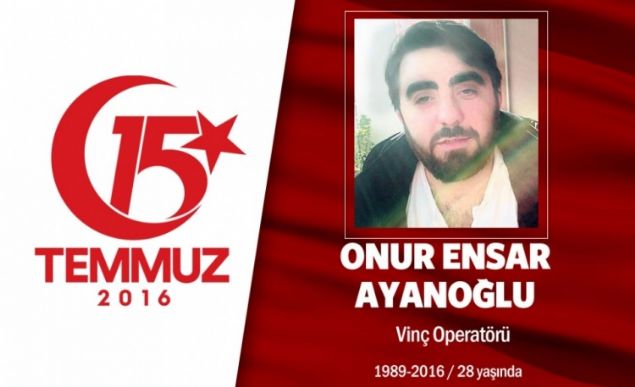 ki karde ktlar direni yoluna, biri ehit dt, dieri gazi oldu. 27 yandaki Onur Ensar Ayanolu, z kardei Ouz Ayanolu ile birlikte direndi. 15 Temmuz gecesi kar Boazii Kprsne gittiler. Darbe hainlerin ateinde mermiler iki kardee de isabet etti. Onur Ensar Ayanolu, kardei Ouz Ayanolu yaral olarak kurtuldu. Onur Ensar Ayanolunu ailesi ve sevenleri, skdar engelky mezarlnda son yolculuuna uurlad. ehit Onur Ersan Ayanolunun babas, 'Ben gururluyum. Bir olumu ehit verdim. br olum Allahn izniyle dzeldi. ki tane daha evladm var. Ben de balarnda babas olarak eer bir daha da byle bir mdahale vermek gerekiyorsa ben hazrm.' diyor.             