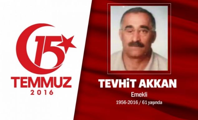 60 yandaki Tevhit Akkan, Ankarada seyyar satclk yapyordu. Erzurum Horasanl Tevhit Akkan, 15 Temmuz gecesi 3 oluyla sokaa kt. Ankarada youn atmalarn yaan Jandarma Genel Komutanl nne gitti. Baba Tevhit Akkan, oullaryla birlikte tanklarn zerine yrd. Darbecilere, Ayn vatandayz, ayn milletteniz dediler ama kurunlarn hedefi oldular. Baba Tevhit Akkan, oluna isabet edecek kurunun nne geti, ehit oldu. Darbecilerin saldrsnda Tevhit Akkann 2 olu Nahit ve Ferit ise yaraland, gazi oldu. Oullar darbe giriimi sonras demokrasi nbetlerine katld, Vatan saolsun, Babamzdan devraldmz nbetteyiz dediler.      