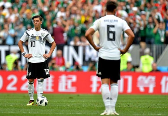                                                                 ZL'E SAYGISIZLIK YAPILDI  <br><br>  Spigel zil Alman Milli Takmn brakt baln atarken, kendisine kar rklk ve saygszlk yapldn syledi.                                                        