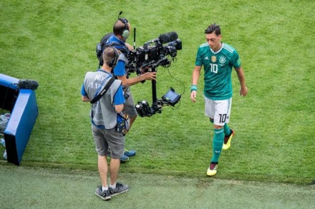                                                                 MESUT SUSKUNLUUNU BOZDU  <br><br>  Waz gazetesi ise zil suskunluunu bozdu bal ile tecrbeli futbolcunun milli takmndan veda ettiini okuyucularna duyurdu.                                                          