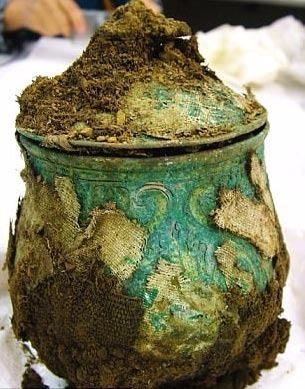                                                                 Vikinglere ait eserler arasnda gm bilezik ve brolar, bir altn kpe, mineli bir ha ve ku eklindeki altn bir rozetin bulunduu belirtiliyor.                                                       