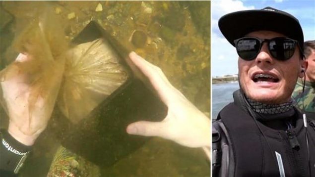                                                                 Kutunun iindeki poeti karan dalglar hayatlarnn okunu yaad.                                                       