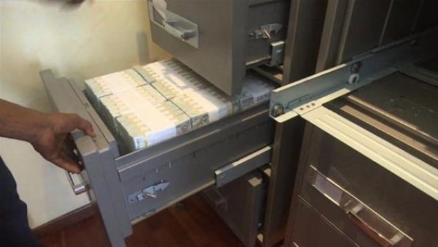                                                                 Evde elik kasalarda saklanm bir ekilde 43 milyon dolar, 27 milyon Pound ve 23.2 milyon Nijerya paras nakit halde bulundu                                                       