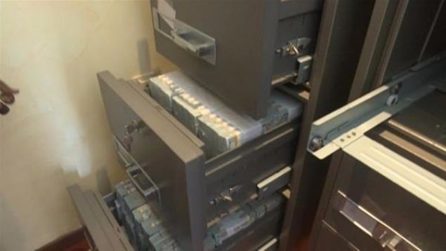                                                                 Evde karlat grnt polisleri de grenleri de oke etti.CNN Internationaln haberine gre kirli giysiler iindeki bir kadnn apartmana antalar sokup kardna dair ihbar alan birim, apartmana baskn yapt.                                                       