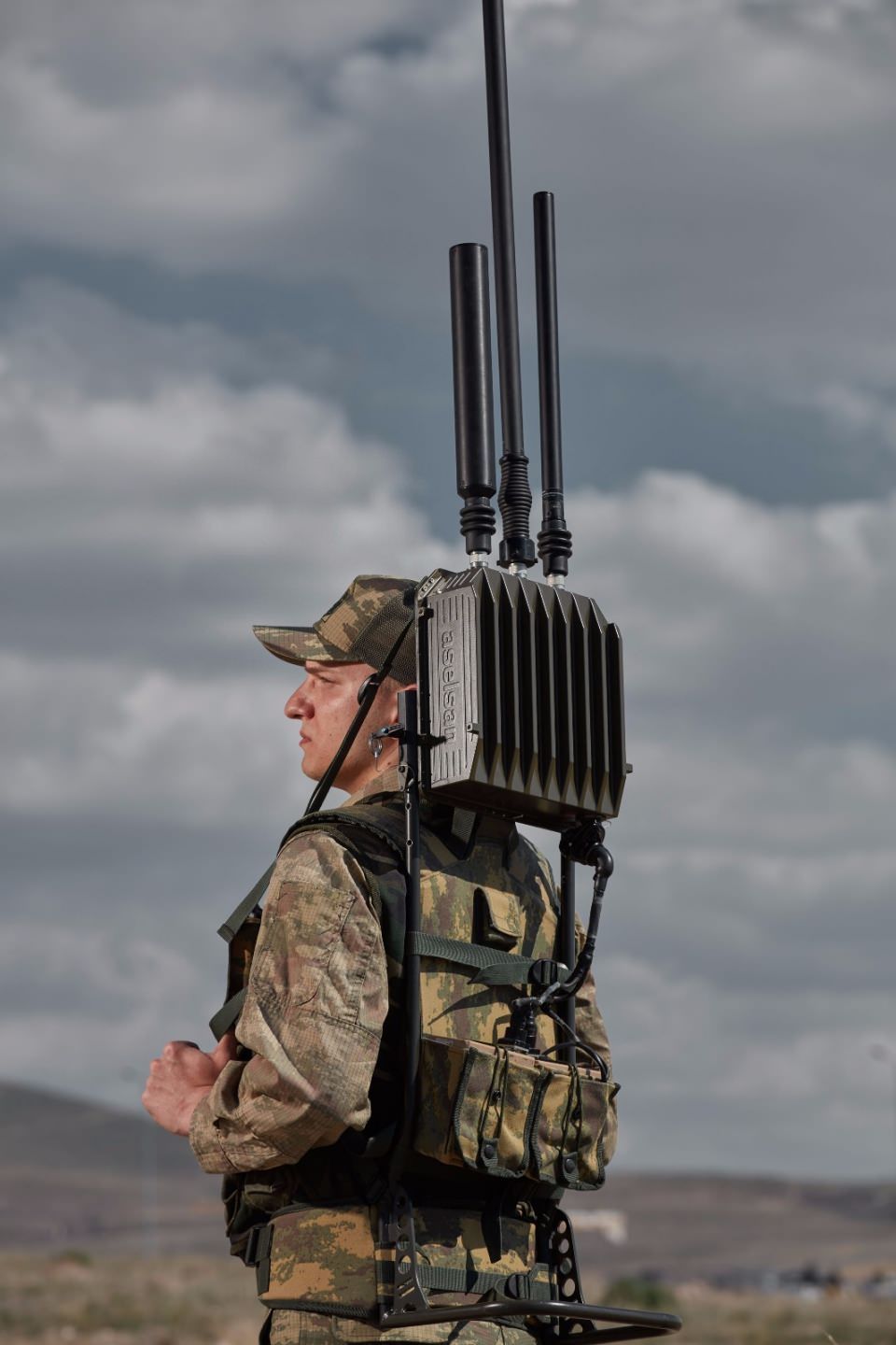                                                                 Minimum a��rl�k ve maksimum kapsama hedefiyle tasarlanan M�LKAR-5T5 Sistemi, y�ksek kar��t�rma mesafeleriyle etkin koruma sa�larken hafif yap�s�yla kullan�c�ya y�ksek hareket kabiliyeti ve �eviklik sunuyor.    Sistem, �etin arazi ve �evre ko�ullar�nda, en zorlu operasyonlar�n g�venle icra edilmesini sa�l�yor.                                                          