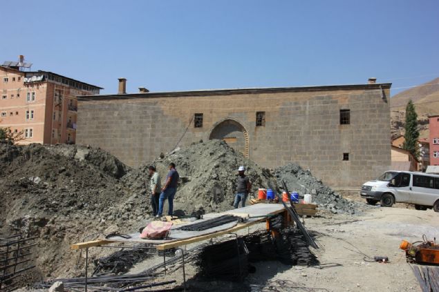                                                                 Medrese halkn kullanmna alacak'  <br><br>  Hakkari niversitesi retim Grevlisi ve Proje Koordinatr Murat Adyaman da medresenin proje sayesinde halkn kullanmna alacan ifade etti.                                                          