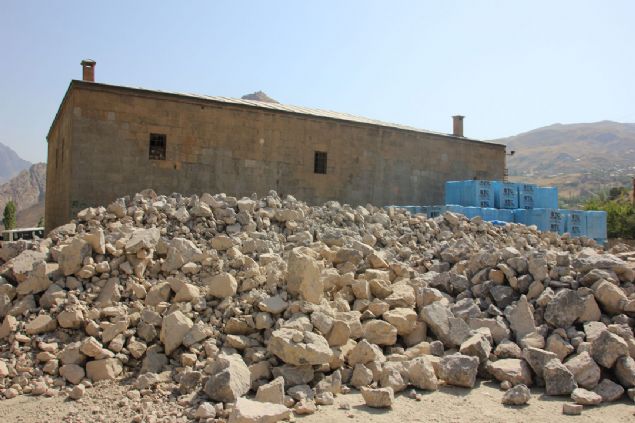                                                                 'Snflardan ikisi Hakkari el yazmalar ve ariv ktphanesi olarak aratrmaclarn hizmetine sunulacak. Yine snflardan biri Seyyid Taha slami Aratrma ve Uygulama Merkezi olarak kullanlacak. niversitemizin istimlak ettii alanla birlikte medrese 4 bin 300 metrekarelik bir alana kavuacak ve bu alan iinde Hakkari Kltr Evi kurulacak. Kltr evinde sergi salonu ve kafeterya bulunacak. Buraya gezmeye gelen vatandalarn oturup zamanlarn geirmeleri salanacak. Alann etrafna tarihi dokuya uygun nili ta duvar yaplacak. 34 niin bulunaca ta duvar Hakkari mirlerini temsil edecek.'                                                       