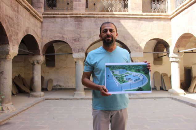                                                                 'Bizler ok asil bir medeniyetin evlatlaryz, ecdadmz uzun bir sre dnyaya hkmetmitir' diyen Aacanolu, 'Biz de ecdadmzn vefasna yakr bir ekilde bu mirasa sahip kmaya devam edeceiz. Bu almalar gerekletirilirken yre halknn ve sivil toplum kurulularmzn destei ile Hakkari inallah tarihte bulunduu kendi z kimlii ile yeniden buluacak ve gerek kltr ile gerek tarihi ile gerekse de turizmi ile blgesine hitap edecek bir konuma eriecektir.' ifadelerini kulland.                                                       