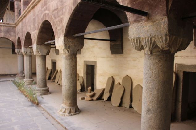                                                                 Medrese iinde bulunan mescitlerden birinin eskiden kullanld ekle dntrlerek sergi amal faydalanlacan aktaran Adyaman, unlar kaydetti:                                                       