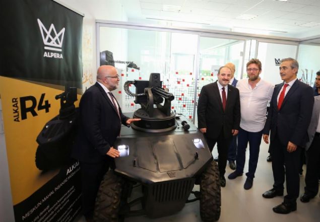 Varank ��lkemizin gelecekte �ok �nemli f�rsatlar� yakalayabilmesi i�in otomobil projesinin mutlaka ba�ar�l� olmas� gerekiyor. Bu sadece bir otomobil projesi de�il, yeni bir teknolojik ekosistem olu�turma hamlesidir. D�nyan�n nereye y�neldi�inin fark�nday�z. Art�k ak�ll� �ehirler ile entegre otomotiv teknolojileri, yapay zeka tabanl� otonom s�r�� algoritmalar�, ak�ll� �arj alt yap�lar� ve benzeri alanlarda giri�imci firmalar�m�z i�in f�rsatlar bulunmaktad�r. Bu f�rsat penceresini �ok iyi de�erlendirece�iz. D�nya ile rekabette insan kayna��m�z da, cesaretimiz de fazlas�yla var.'  