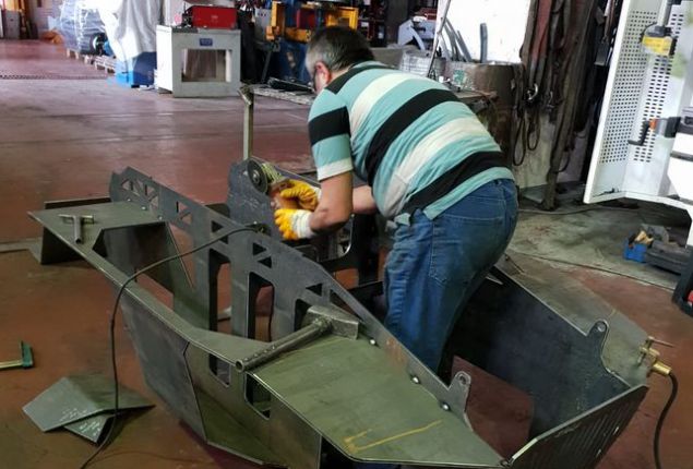   �YERL� ARA� PROJES�NDE �ALI�MAK �ST�YORUZ�  <br><br>  Alkar�da kulland�klar� yaz�l�m�n askeri ihtiya�lar g�z �n�nde bulundurularak haz�rland���n� s�yleyen Alpera Savunma Sistemleri ve Alpera Motors Y�netim Kurulu Ba�kan� Deniz �zbarl� as�l �al��ma alanlar�n� ��ehirlerinde ula��m�n par�as� olacak farkl� sivil kullan�m ama�l� modellerin geli�tirilerek mevcut sistemlere entegre edilmesi, yeni nesil ara�lar�n tasar�m�, geli�tirilmesi ve uygulanmas� konular�nda �zg�n ve yerli ��z�mler� oldu�unu belirtiyor. �zbarl� sivil ula��m alternatiflerini ana �al��ma alan� olarak belirlediklerini bu ama�la elde edilen t�m bilgi birikiminin hafif ve otonom kara ara�lar� grubundaki t�m savunma sistemlerine uygulanabilir oldu�unu gibi T�rkiye�nin yerli binek ara� projesinde de kullan�labilir oldu�unu ve o projenin bir par�as� olmak istediklerini s�yl�yor.    