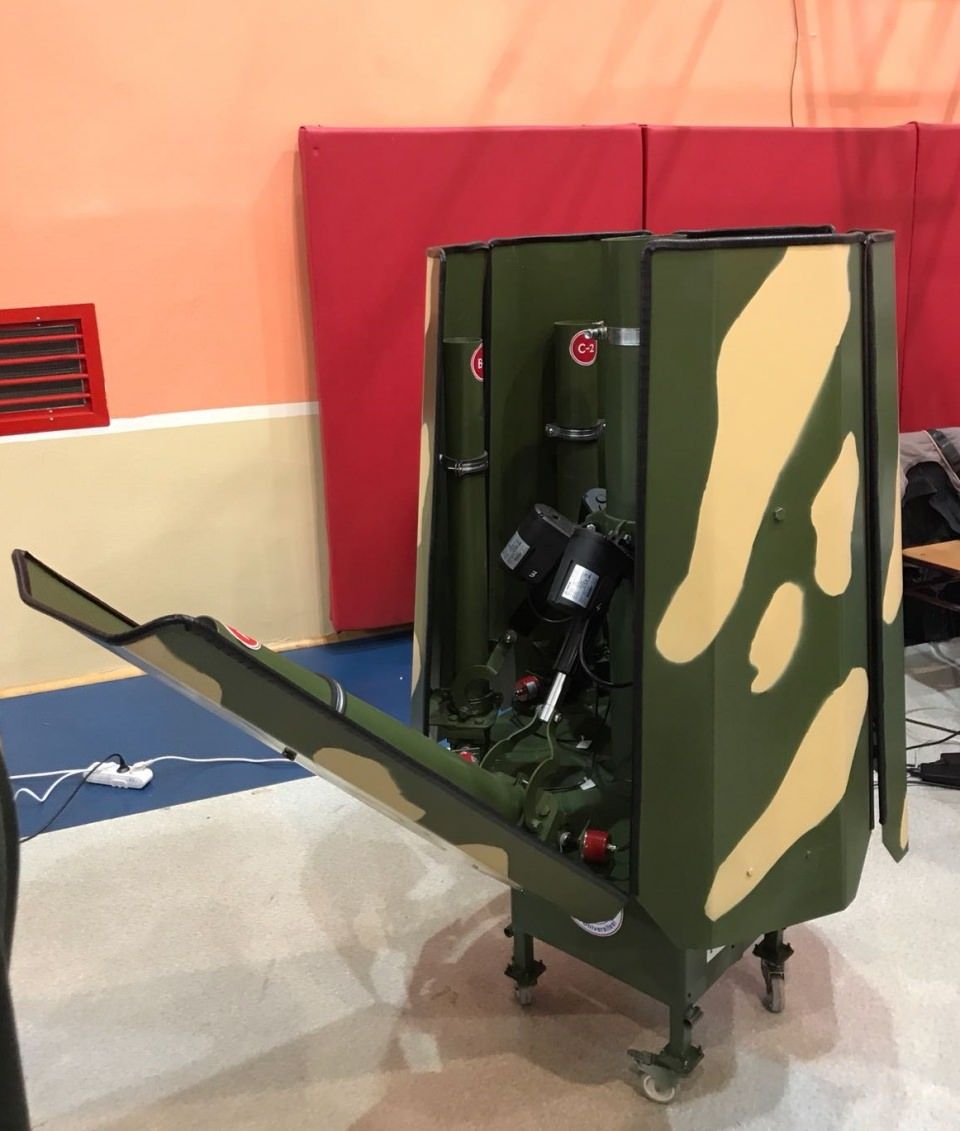   Savunma alan�nda Dikey At�� Sistemi gibi �r�nlerin yurt i�inde geli�tirilmesi hem maliyet hem de �lkenin kendi taktik ihtiya�lar�na uygun ��z�mler �retilmesi a��s�ndan �nem ta��yor.     Bilkent �niversitesi b�nyesinde bu ihtiya�lardan yola ��k�larak, Dikey At�� Sistemi�nin prototipinin tasarlanmas�, geli�tirilmesi ve �retilmesine �al���ld�. Bu konuda kapsaml� literat�r �al��mas� ger�ekle�tirildi. Proje ekibi, mevcut �r�nlerdeki s�n�rl�l�klar� ortadan kald�rmaya ve ROKETSAN��n belirtti�i gereksinimler do�rultusunda tasar�m� �ekillendirdi.     