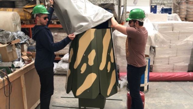 Sistem, yatay eksende 360 derece hareket edebiliyor ve �ok say�da tur atabiliyor. T�m hareketler ate�lemeye gereksinim olmaks�z�n mekanik olarak ger�ekle�tiriliyor. Roketatar�n 6 namlusu da ba��ms�z olarak dikey eksende 90 derece g�rev yapabiliyor. Komutlar sisteme, ara� bilgisayar�ndan bir aray�z �zerinden g�nderiliyor.   